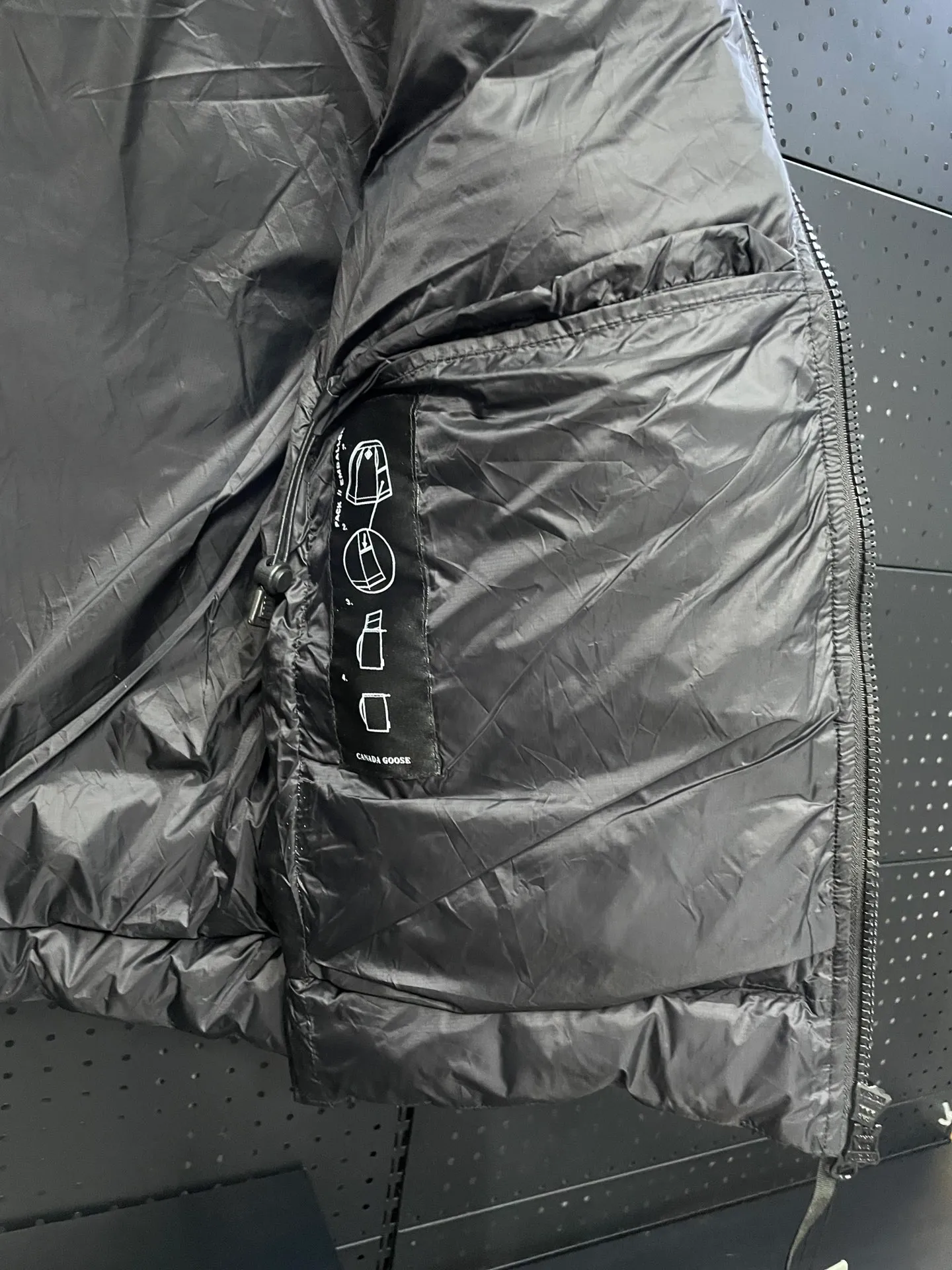 P560 Canadian brand CanadaGoose men's and women's CROFTON lightweight down vest 2229M DWR water-repellent treatment WindWall windproof fabric 700 fleece filling original mold opening details one to one production The upper body effect is stunning Exclusively available on the Xiaohongshu purchasing platform The highest version on the market Size: XS S M L XL XXL